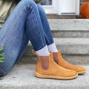 NWT Chelsea Boot by Vivobarefoot